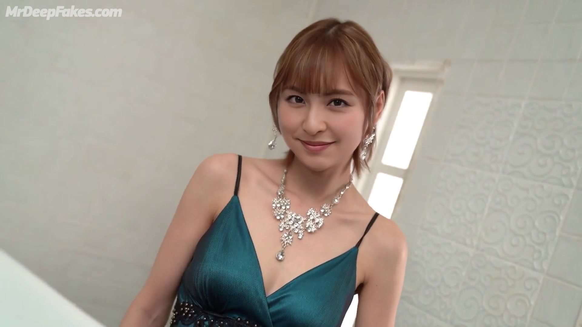 Japanese lady wants you in the bathroom / 深層学習プログラム 偽の有名人のポルノ